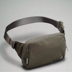 NWT Lululemon Everywhere Belt Bag 2L Large Gray‎ Sage